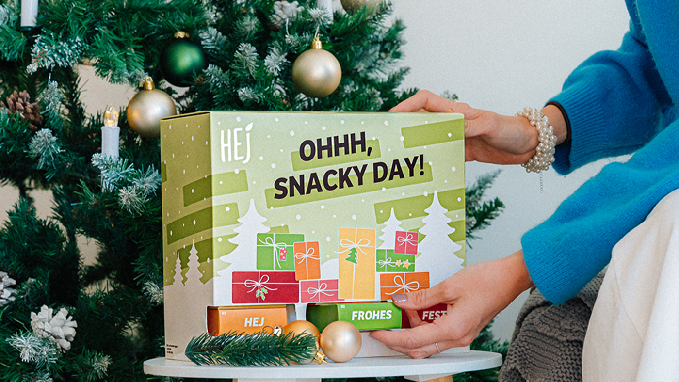 Adventskalendar neben eine Weinachts baum